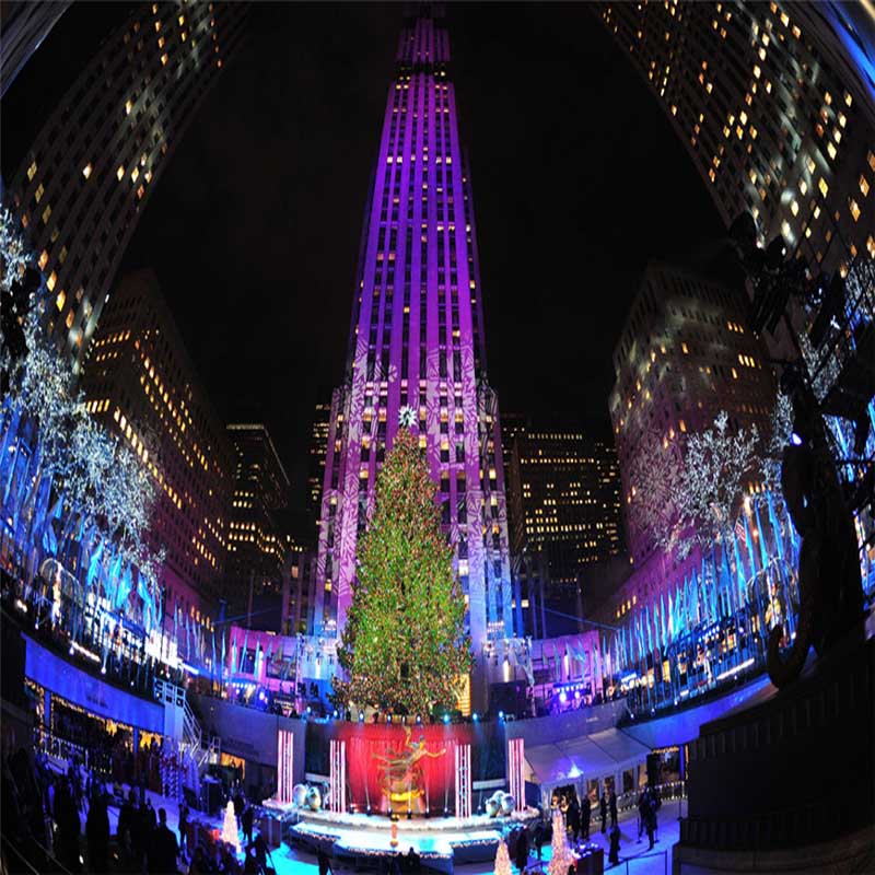 お祭り気分はどんどん強くなっています。ロックフェラーセンター、ニューヨークのクリスマスツリーはライトとカラフルな服で覆われています